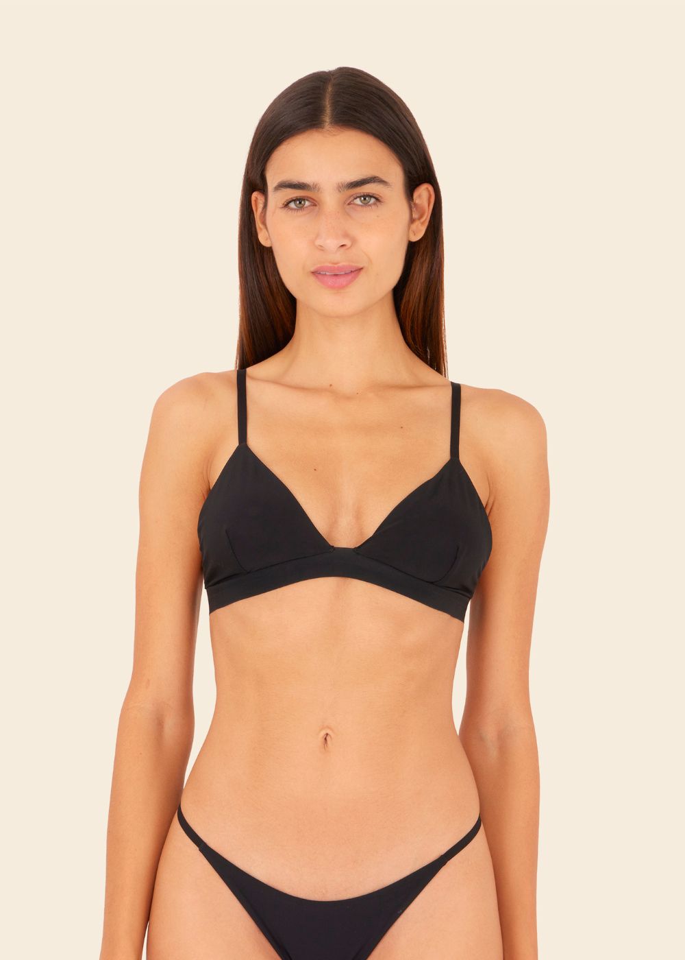 mujer usando ropa interior top con tanga en color negro