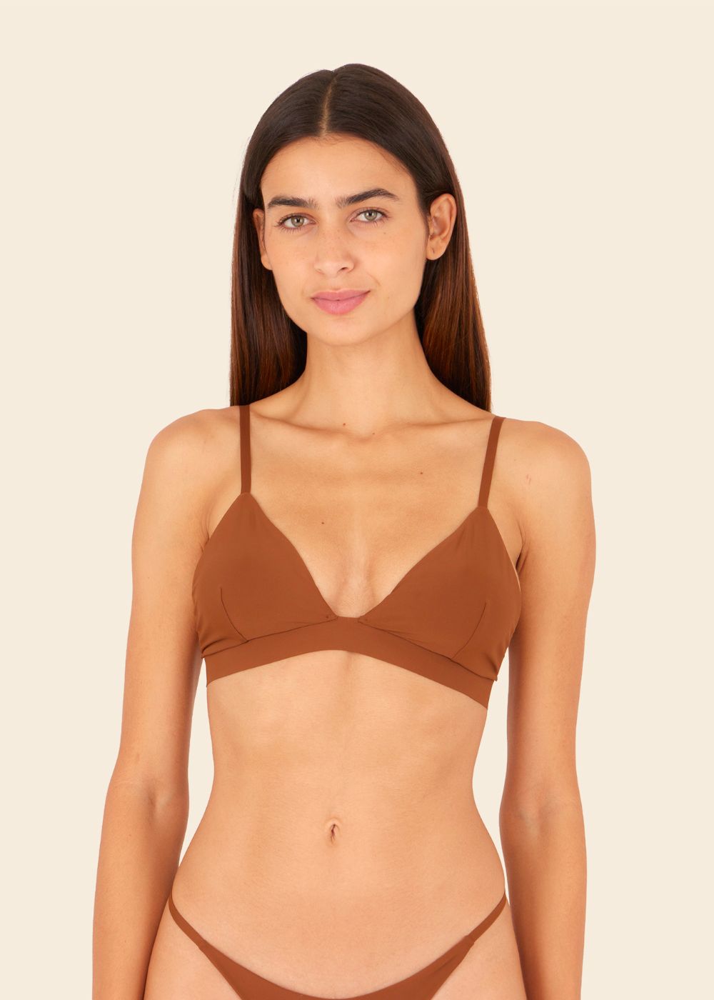 mujer en fondo blanco usando un sosten y una tanga en color terracota