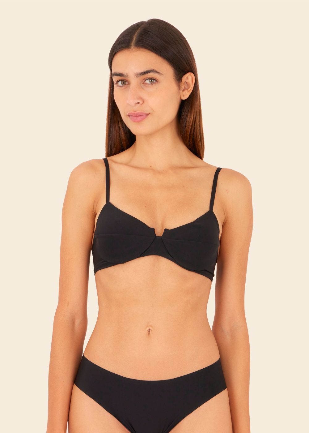 mujer en fondo blanco usando ropa interior de sosten y tanga en color negro