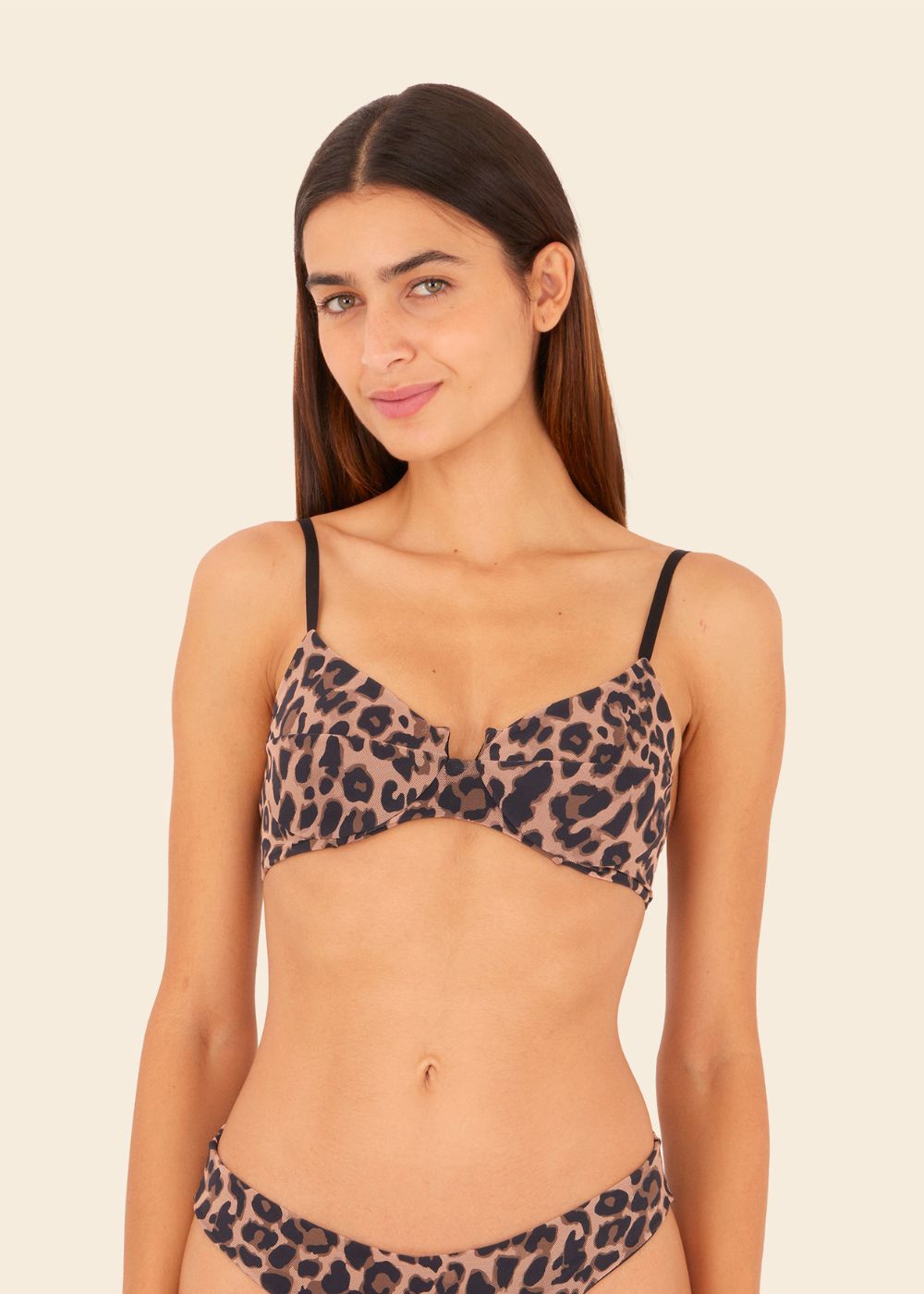 mujer mirando a la camara usando ropa interior en estampado de animal printi
