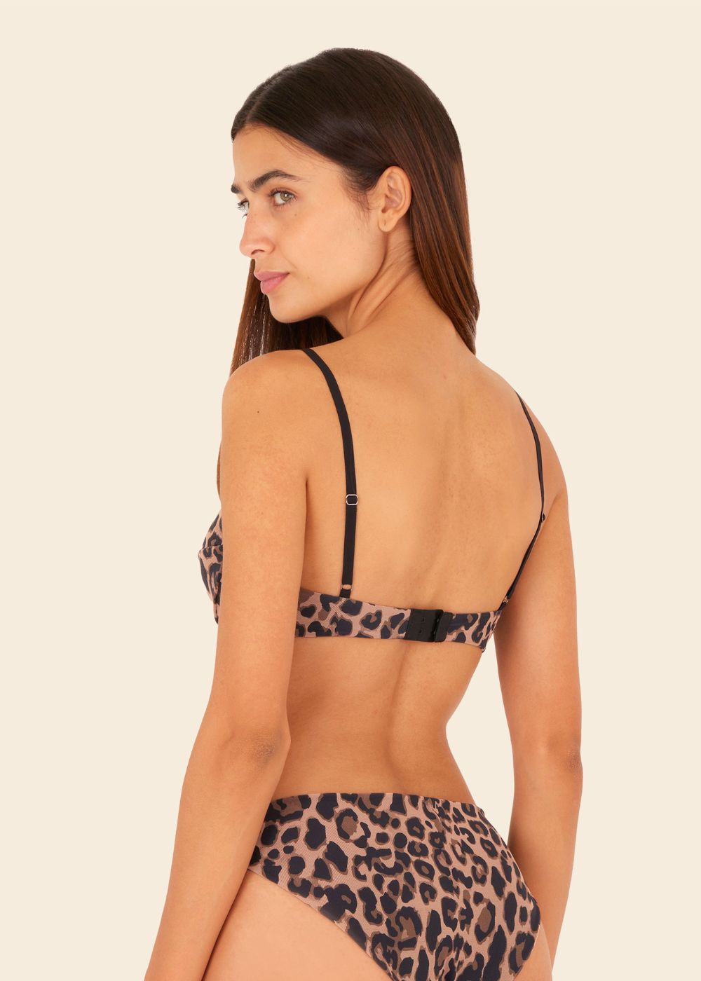 mujer mirando a la camara usando ropa interior en estampado de animal printi