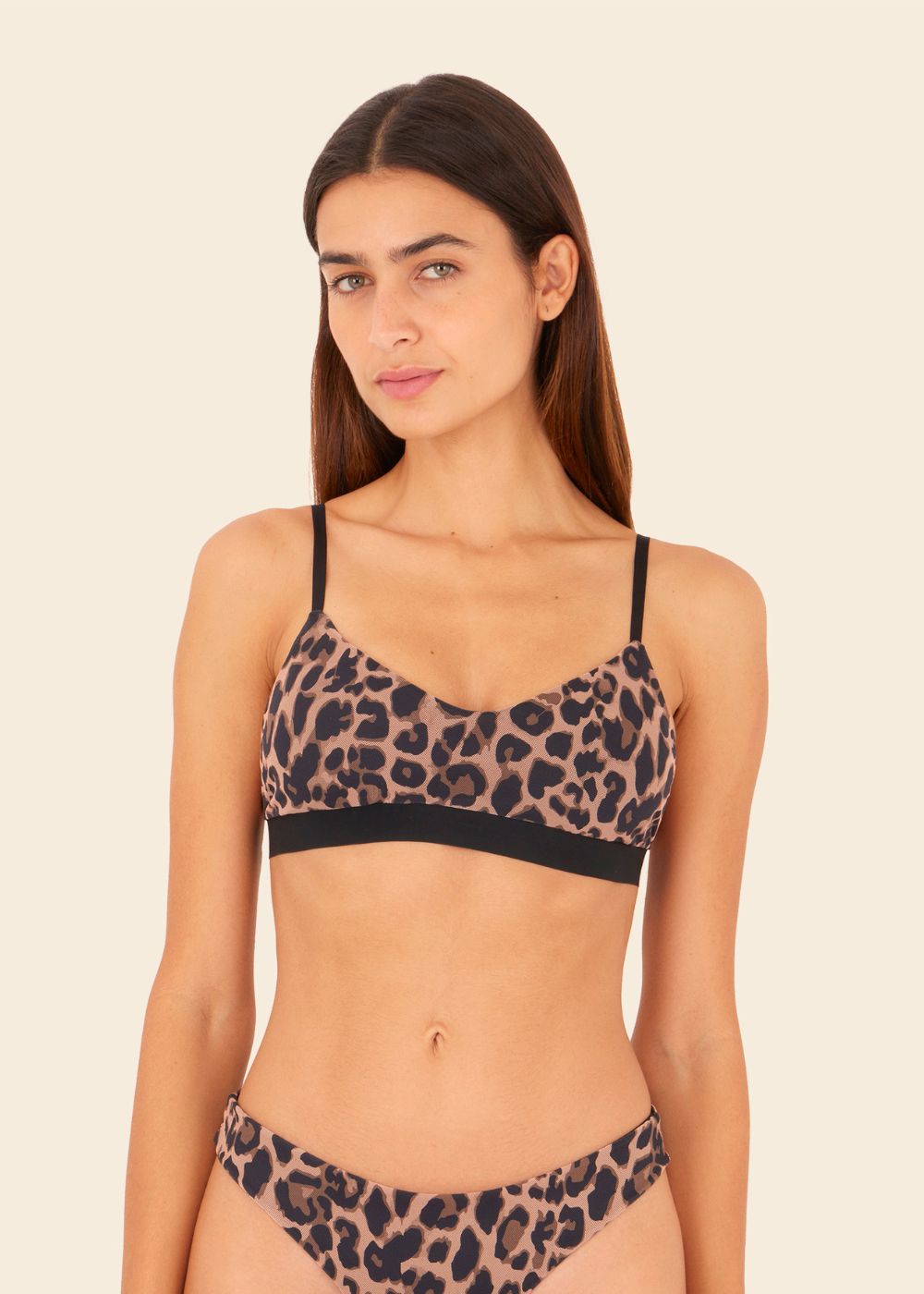 mujer mirando a la camara usando ropa interior en estampado de animal printi