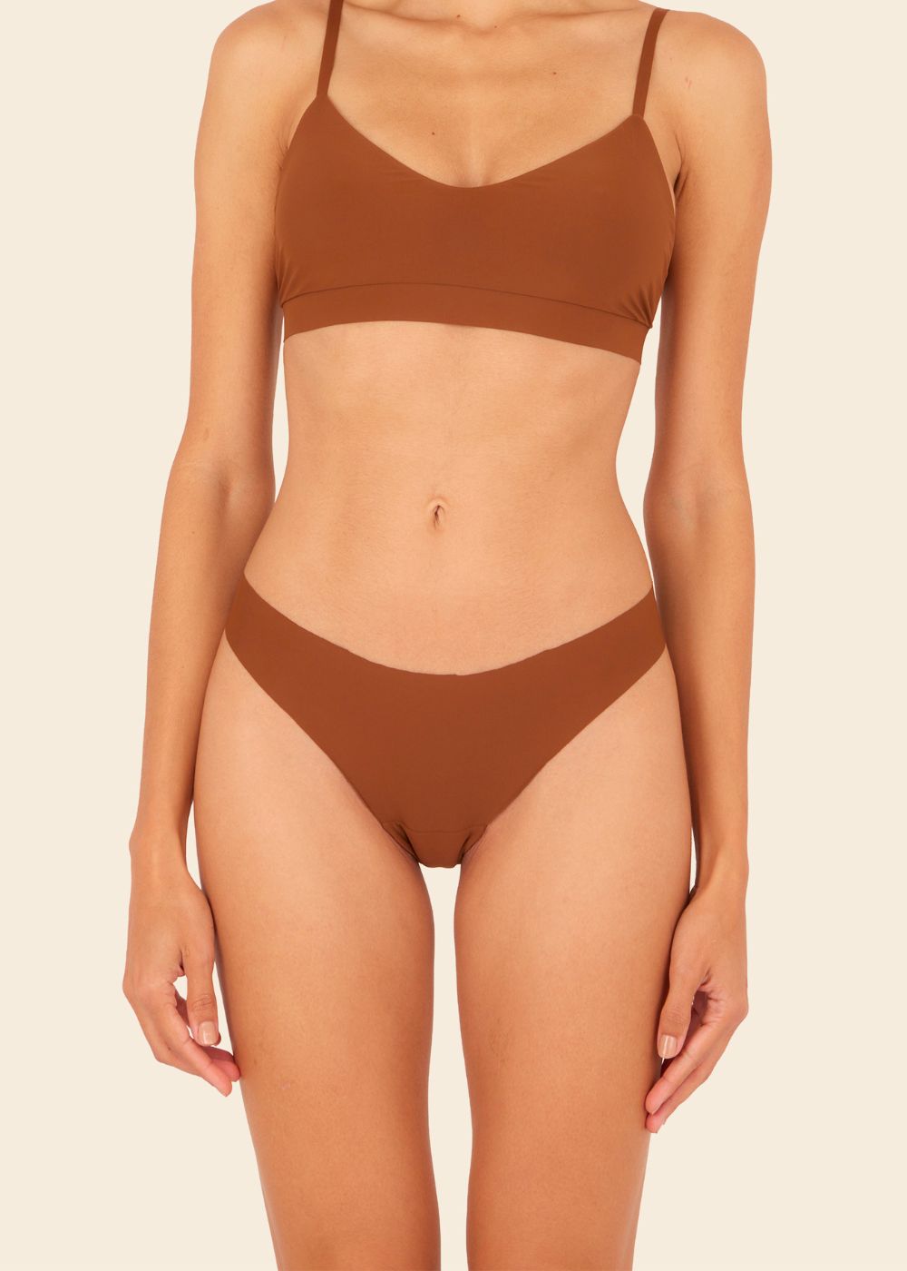 mujer en ropa interior dando la espalda mostrando los broches del sosten y la tanga