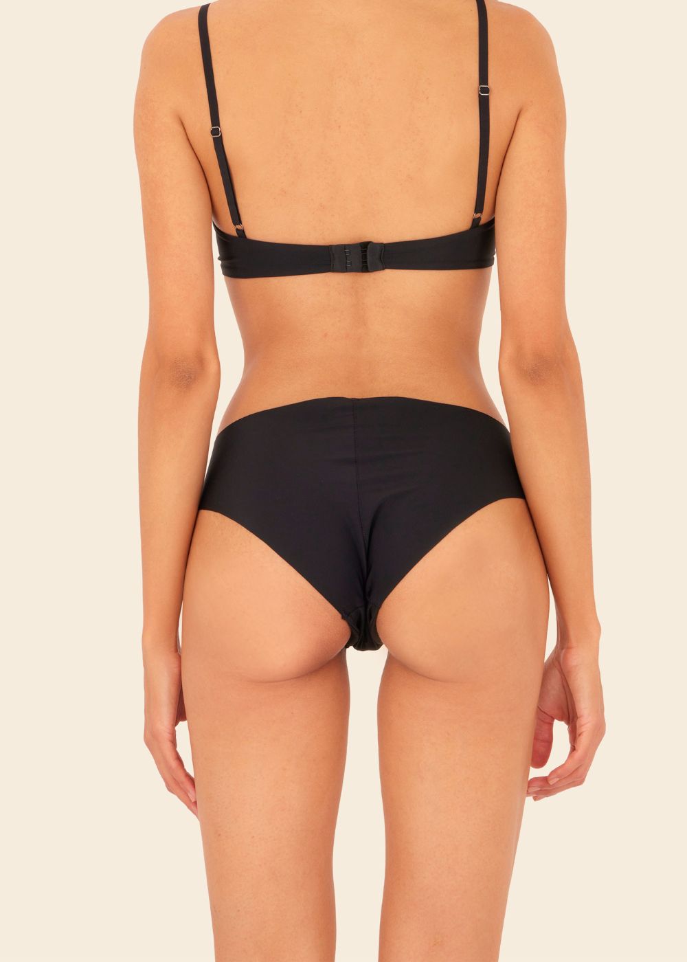 mujer usando ropa interior top con tanga en color negro